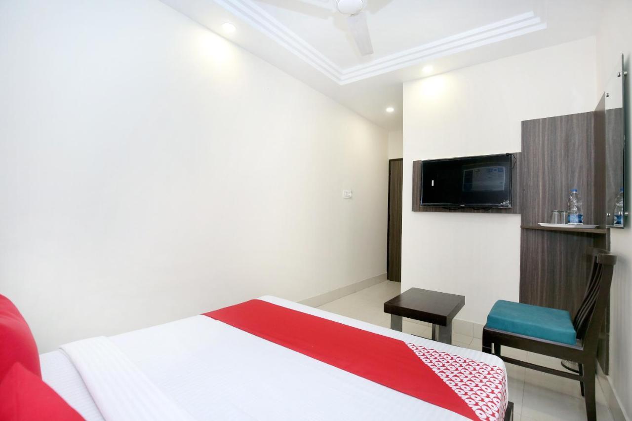 Oyo 12354 Hotel Sangreela Амритсар Екстериор снимка