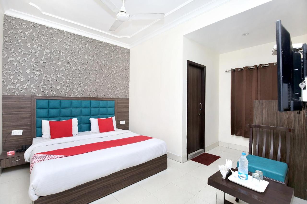 Oyo 12354 Hotel Sangreela Амритсар Екстериор снимка