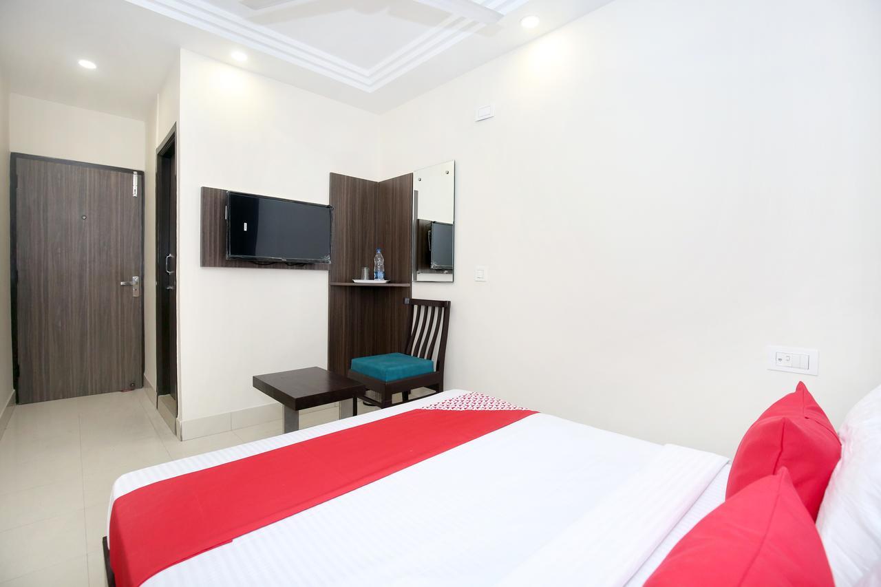 Oyo 12354 Hotel Sangreela Амритсар Екстериор снимка