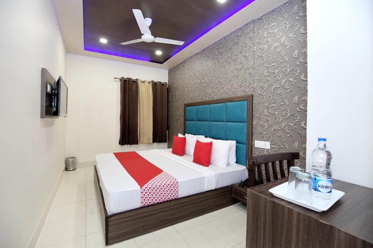 Oyo 12354 Hotel Sangreela Амритсар Екстериор снимка