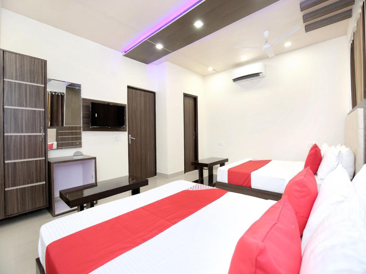 Oyo 12354 Hotel Sangreela Амритсар Екстериор снимка
