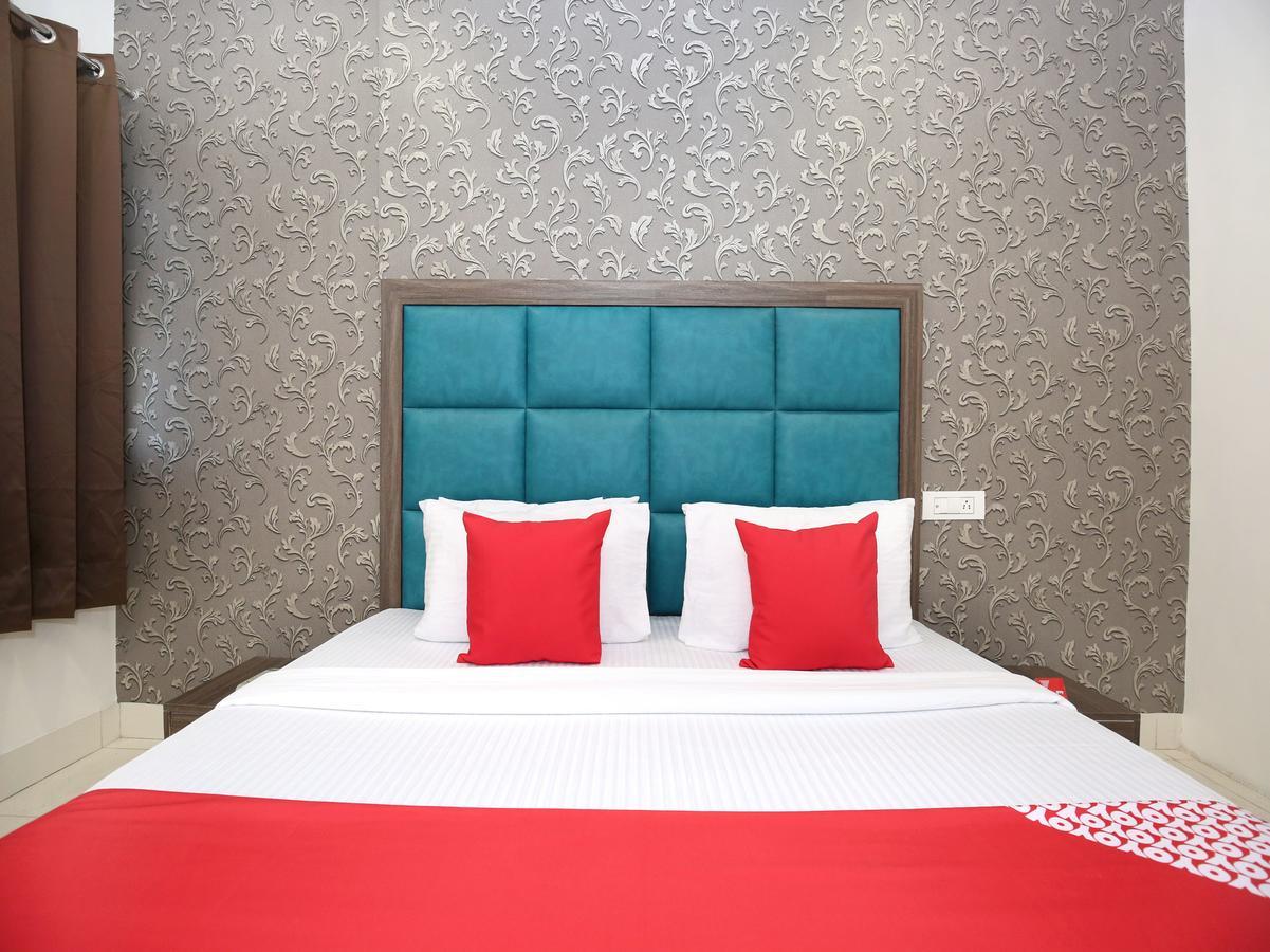 Oyo 12354 Hotel Sangreela Амритсар Екстериор снимка