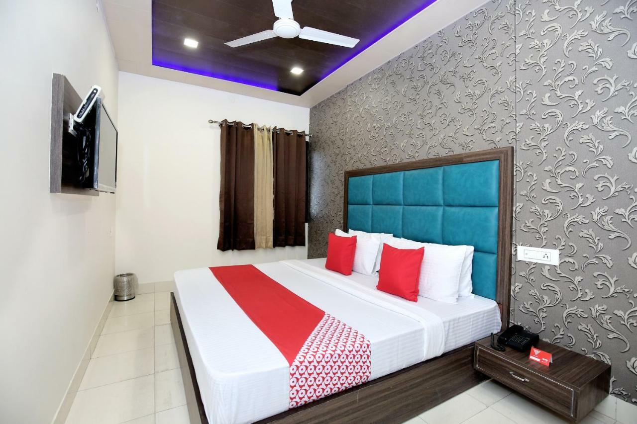 Oyo 12354 Hotel Sangreela Амритсар Екстериор снимка